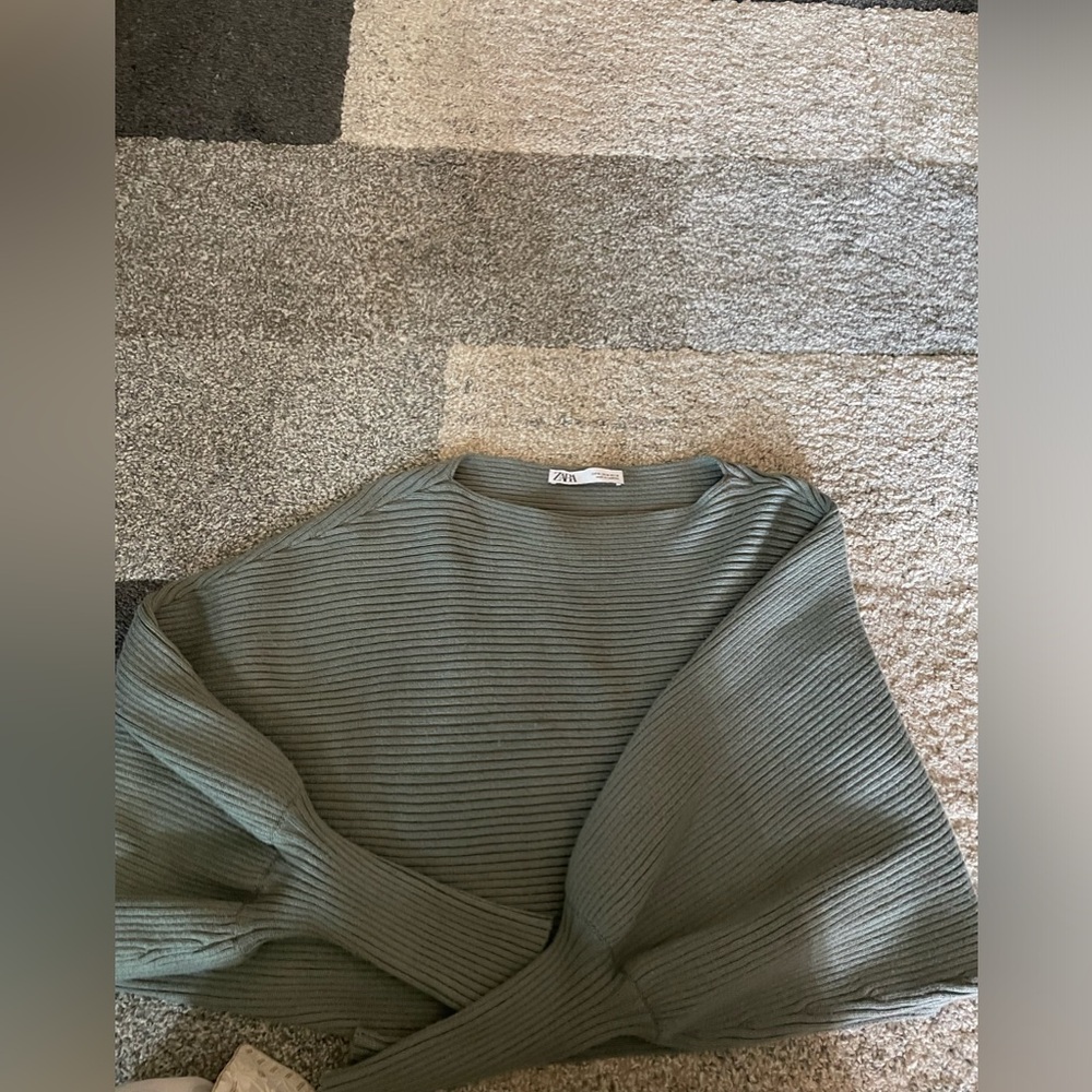Zara sweater Size Medium